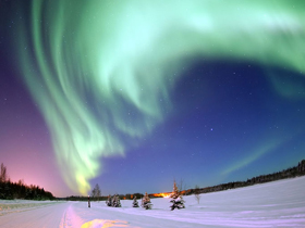 Kuzey ve Güney Kutup bölgelerinde görülen auroralar (Kutup ışıkları) nasıl oluşmaktadır?