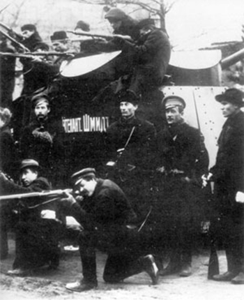 Silahlariyla Poz Veren Bolsevik Devrimciler