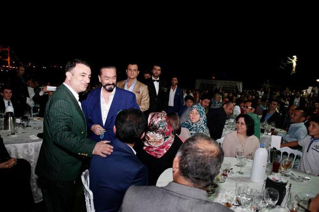 Adnan Oktar İftara Katıldı, Sevenleriyle Biraraya Geldi