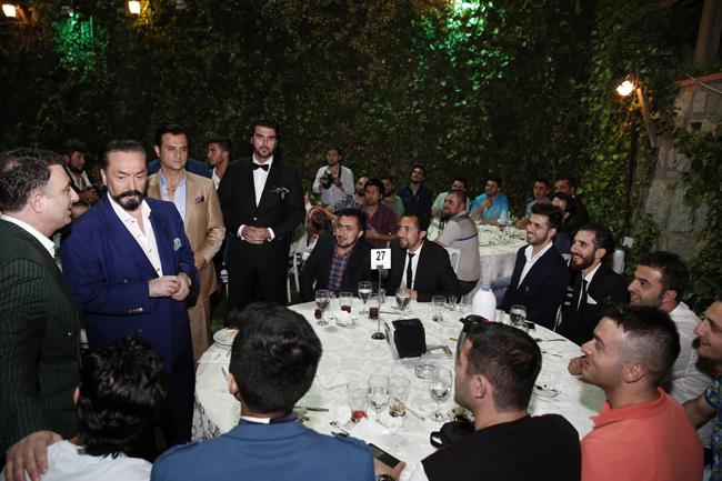 Adnan Oktar İftara Katıldı, Sevenleriyle Biraraya Geldi