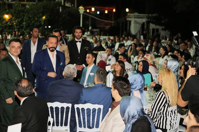 Adnan Oktar İftara Katıldı, Sevenleriyle Biraraya Geldi