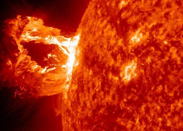 23.	Güneş’in merkezinde her saniye 600 milyon ton hidrojen, helyuma dönüşür. Eğer saniyede 600 milyon ton değil de 700 milyon ton hidrojen helyuma dönüşmüş olsaydı milyonlarca yıl önce Güneş ömrünü bitirmiş, sönmüş olacaktı. Kendisiyle beraber etrafındaki her şeyi de yok edecekti.