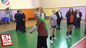 Sayın Binali Yıldırım Bayanlarla Voleybol Oynadı 