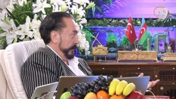 “Münafık o herhalde” diyor. Hadi öyle olduğunu farz edelim; eğit, tebliğ et, ayetle anlat, sabret, konuş, değil mi? O zaman kimse kimseyle görüşemez ki, hiçbir Müslüman Müslümanla görüşemez. Ona münafık de, ona kafir de, öbürüne hasta de, adam kalmaz.