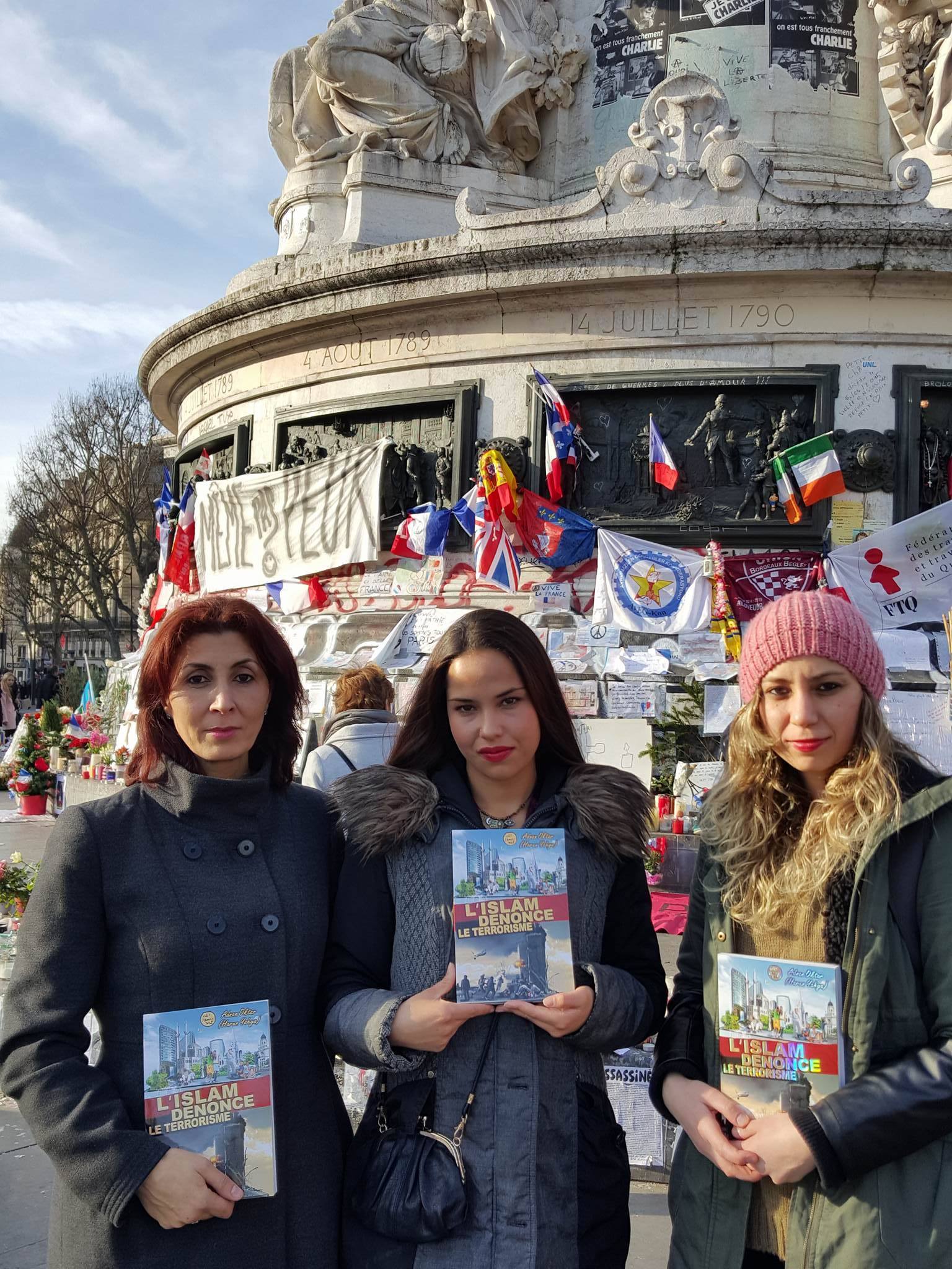 Harun Yahya books distributed in Paris 