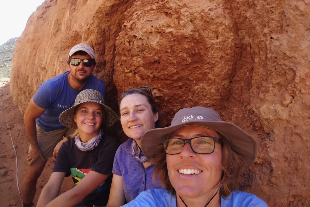Stellenbosch Üniversitesi araştırmacılarından Michele Francis ve ekibi, Güney Afrika'nın Namaqualand bölgesindeki antik bir termit höyüğünün yanında poz veriyor. (AP)