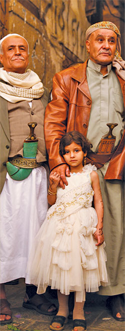 Yemenli yaşlı amcalar ve kucuk kız  
